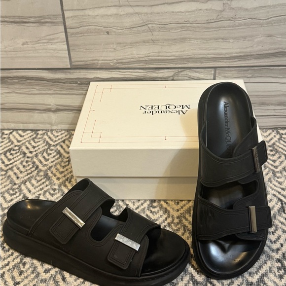 Alexander McQueen (Men’s) Hybrid Rubber sandals - Picture 2 of 15